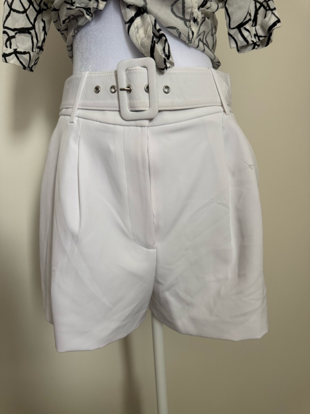 Gianni Bini White High-Waist Belted Shorts size 4, new with tags